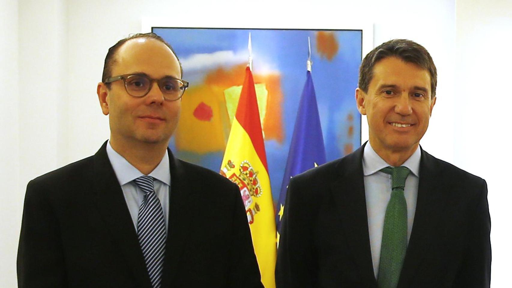 Patrick Wallach, director general de Roche en España, y Juan López-Belmonte, presidente y CEO de Rovi.