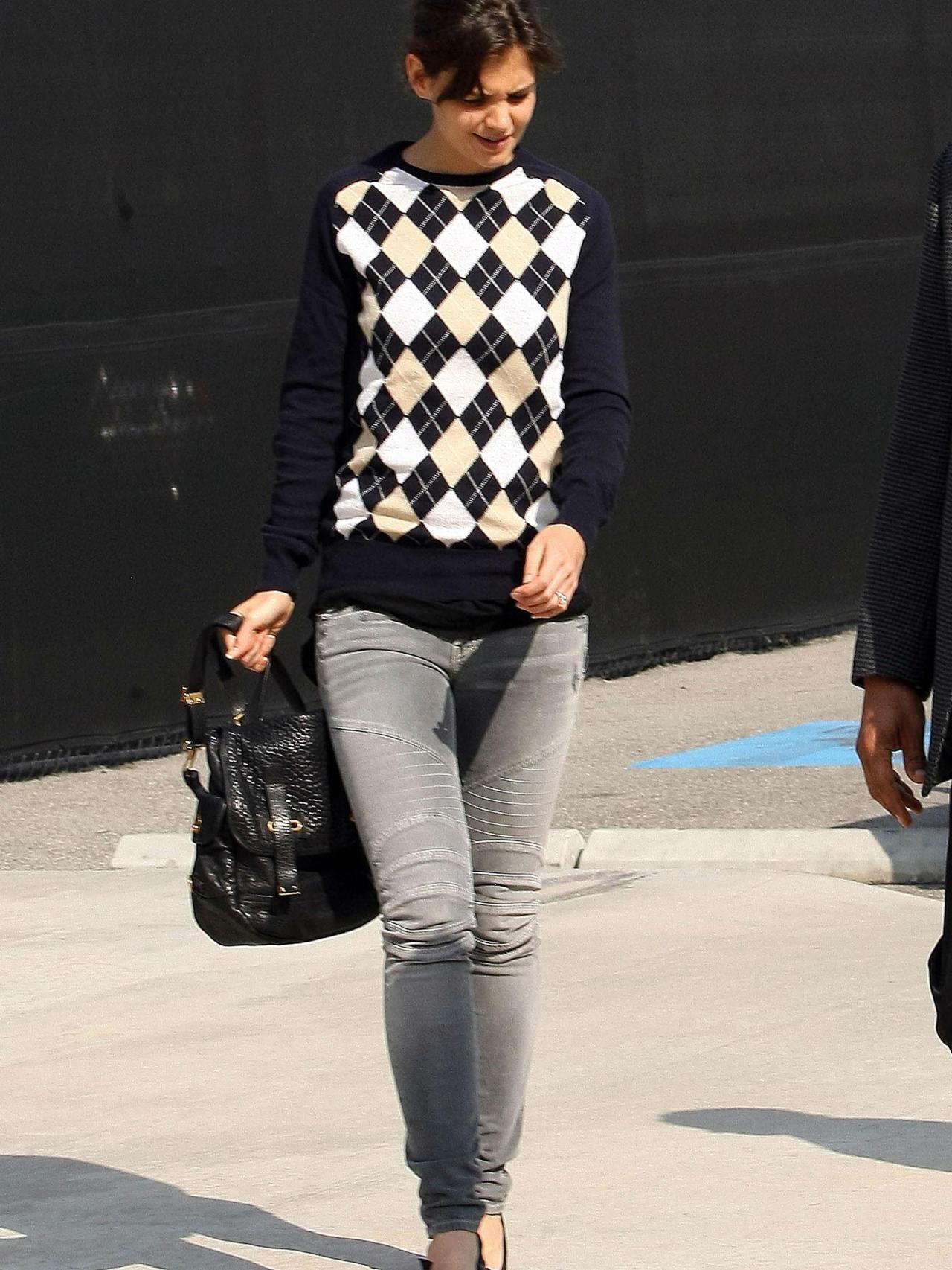 Katie Holmes luciendo jersey de rombos.
