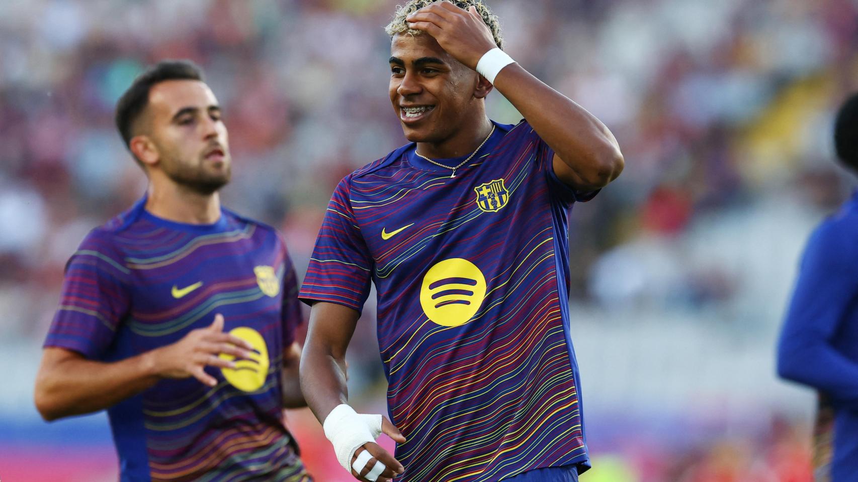 Lamine Yamal, en el calentamiento del Barça.