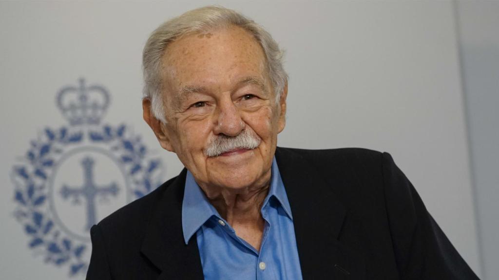 El escritor barcelonés Eduardo Mendoza en una rueda de prensa en Oviedo con motivo de su distinción con el Premio Princesa de Asturias de las Letras 2025.