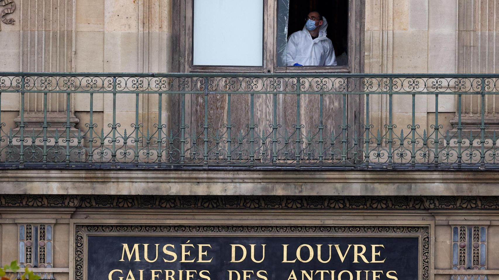 Un miembro del equipo forense inspecciona una de las ventanas que se cree que fue utilizada por los ladrones para acceder al Museo del Louvre.
