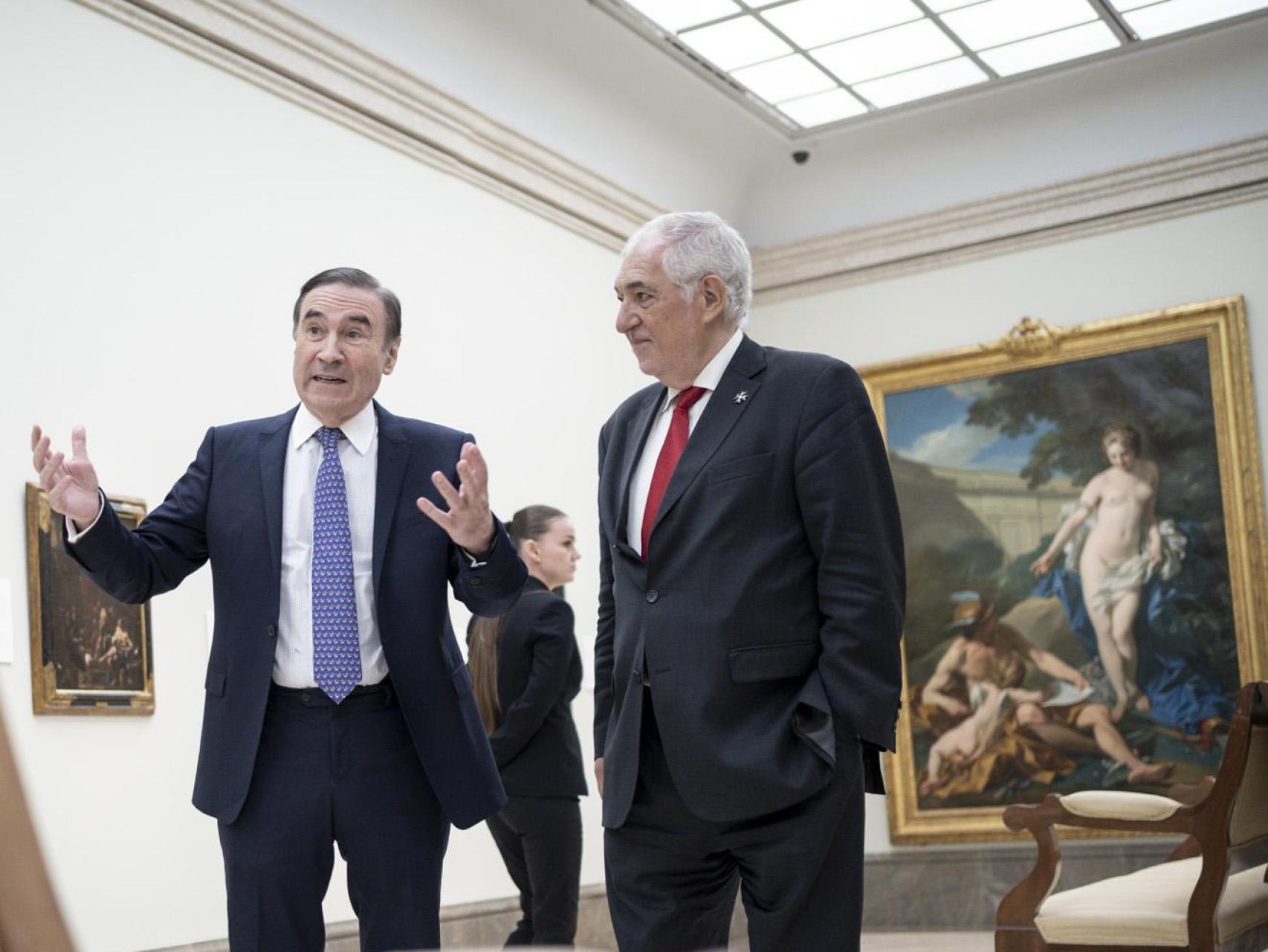 Pedro J. Ramírez junto al presidente del Tribunal Constitucional, Cándido Conde-Pumpido, en la gala de los X premios Los Leones de EL ESPAÑOL.