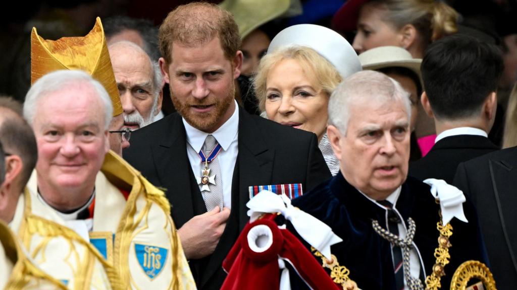El príncipe Harry y el príncipe Andrés en la coronación de Carlos III.