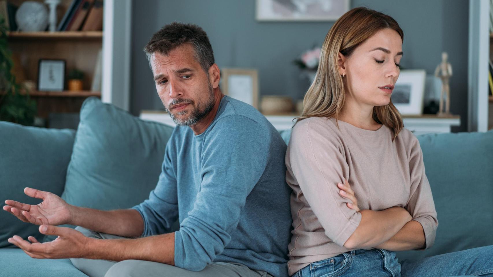 Imagen de archivo de una pareja discutiendo.