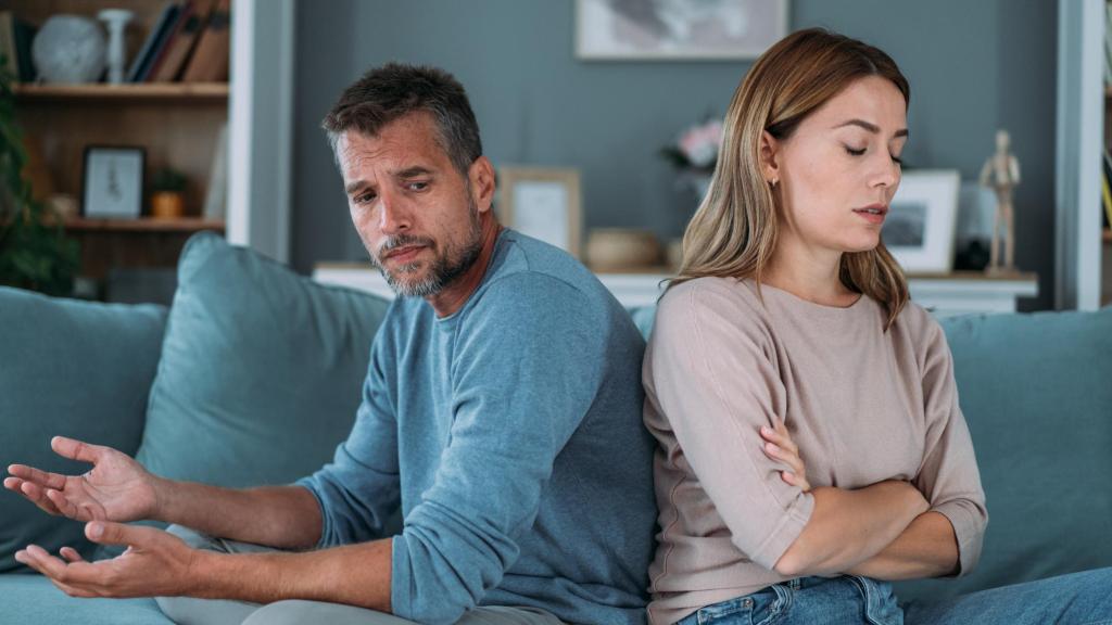 Imagen de archivo de una pareja discutiendo.