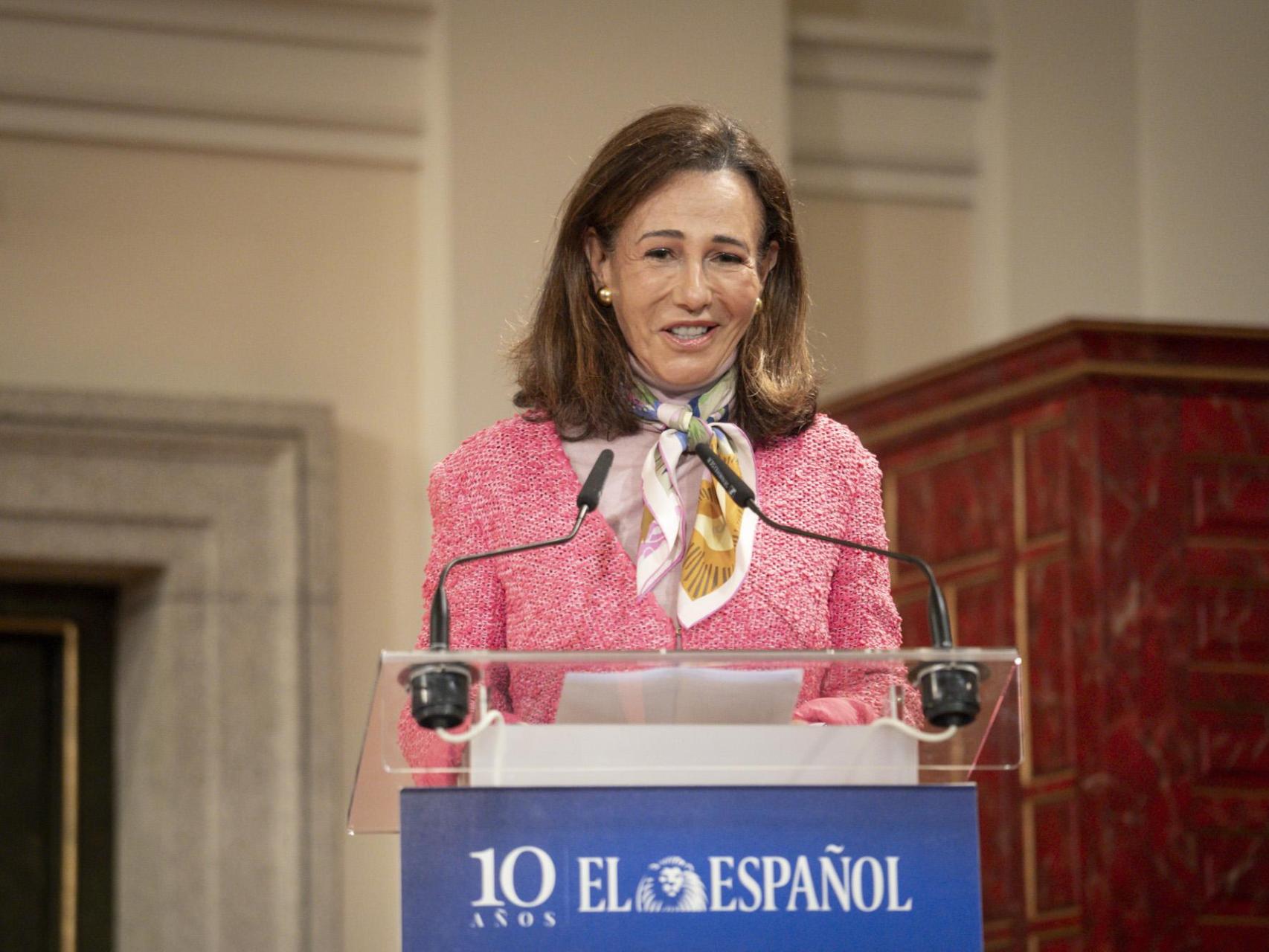 Ana Botín, presidenta del Santander, da su discurso de agradecimiento tras recoger el Premio a la Trayectoria Empresarial de Los Leones de EL ESPAÑOL.