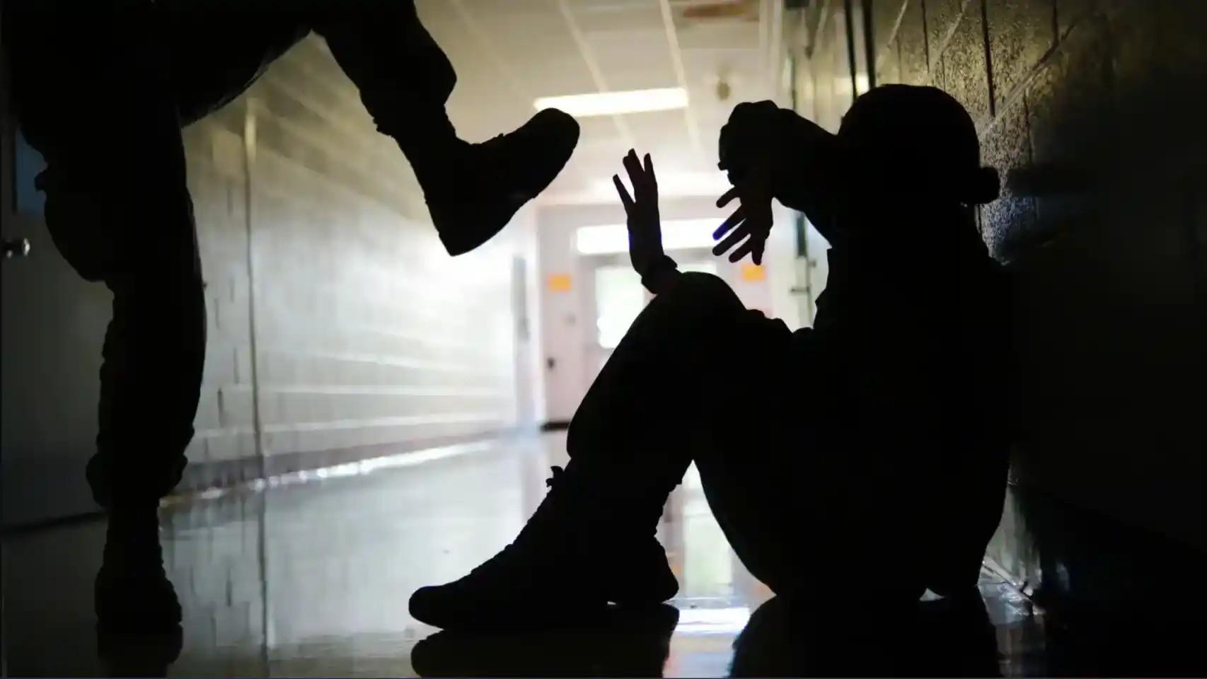 Un niño siendo agredido por sus compañeros en el colegio.