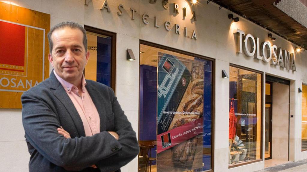 Jesús Tolosana, empresario y pastelero aragonés, con una tienda de fondo.