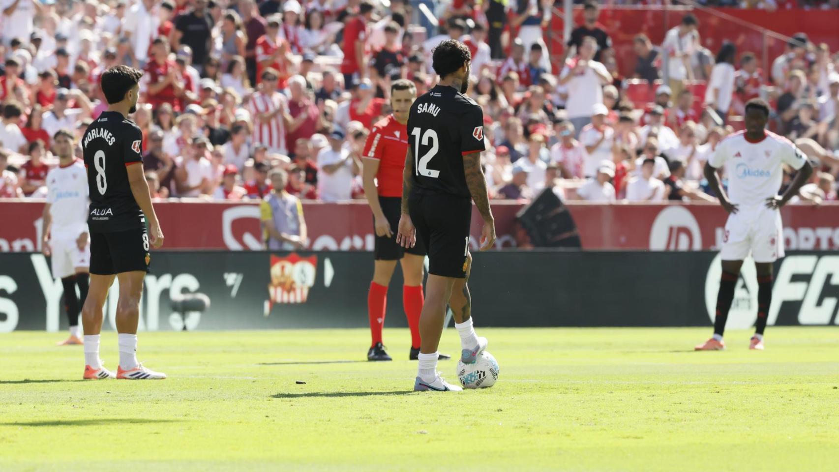 Jugadores de Sevilla y Mallorca protestan contra el partido en Miami
