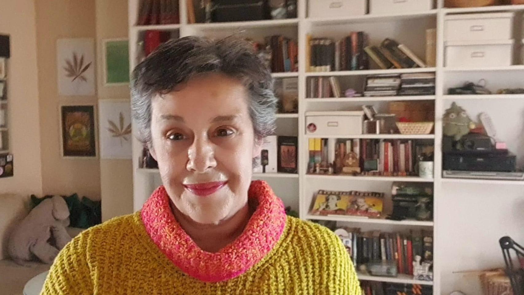 Maite, usuaria de cannabis medicinal en Valladolid, posa en la sede de la asociación