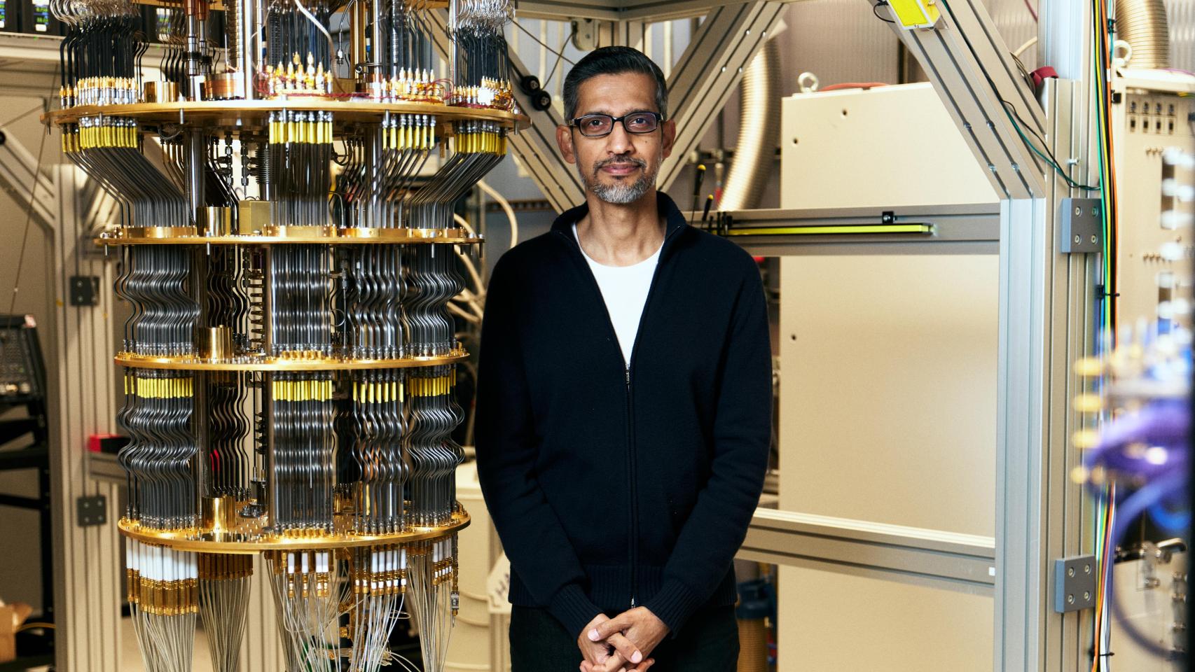 Sundar Pichai, CEO de Google, al lado del ordenador cuántico de la empresa.