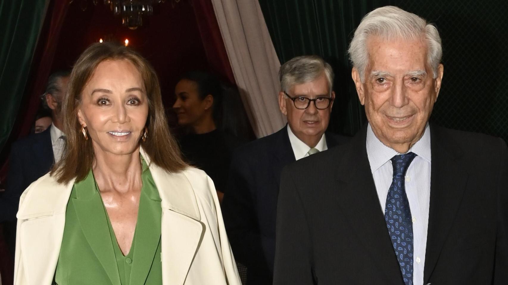 Isabel Preysler y Mario Vargas Llosa en un acto público.