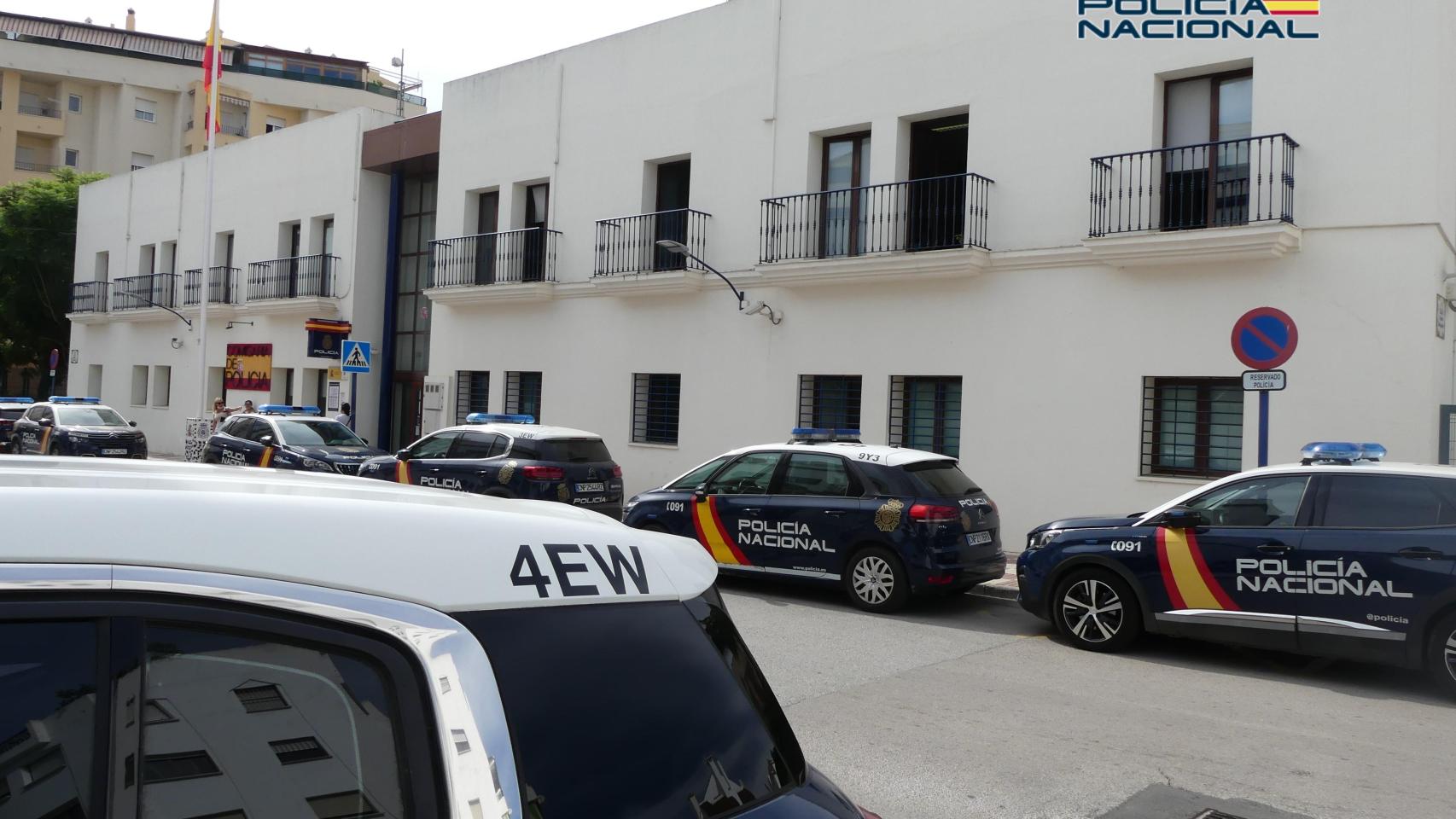 Vehículos de la Policía Nacional en Estepona.