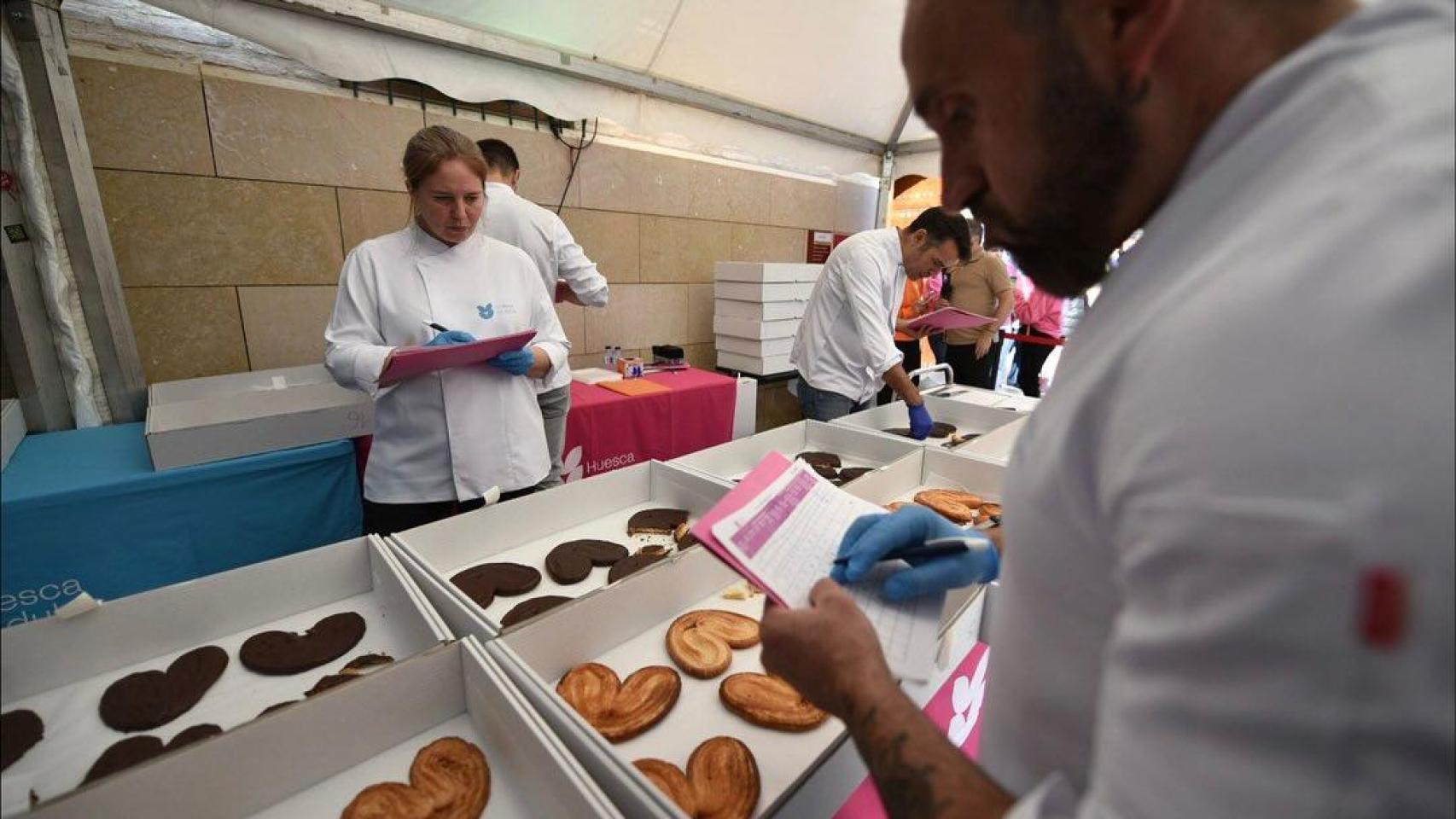 Un jurado analiza los dulces en el I Concurso a la Mejor Palmera de Mantequilla de España.