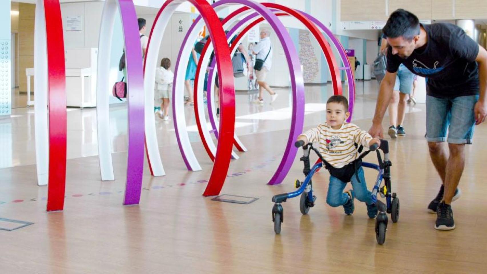 El pequeño Dani en el hall del Hospital Sant Joan de Déu Barcelona (HSJD)