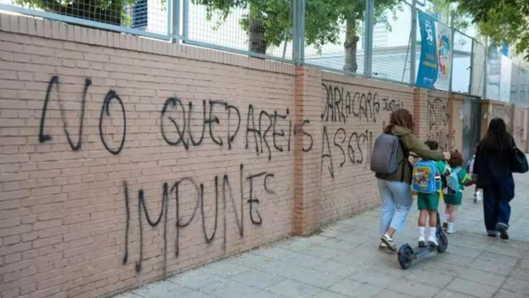 Imagen del colegio con pintadas tras el suicidio de Sandra Peña.