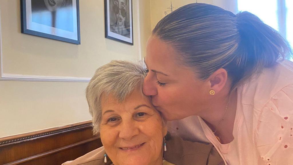 Gema junto a su madre Vicenta.