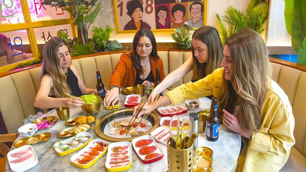 Comensales en un Gangnam Korean BBQ.