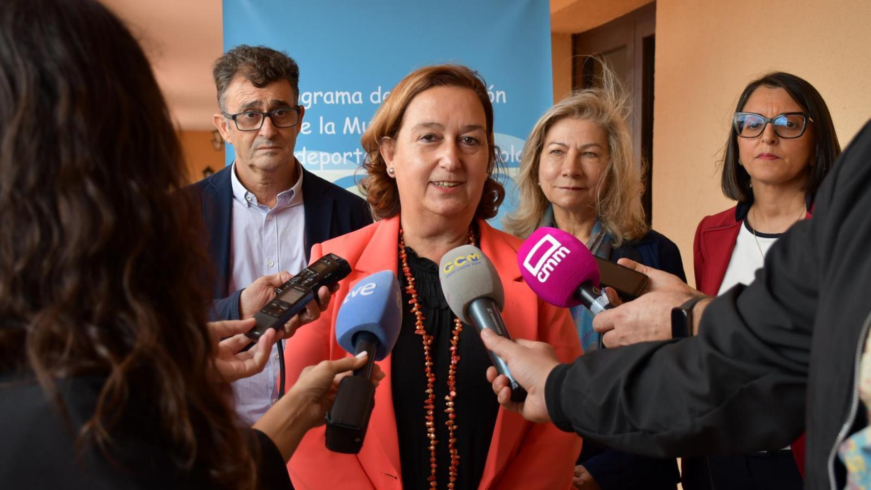 Conchi Cedillo atiende a los medios de comunicación.