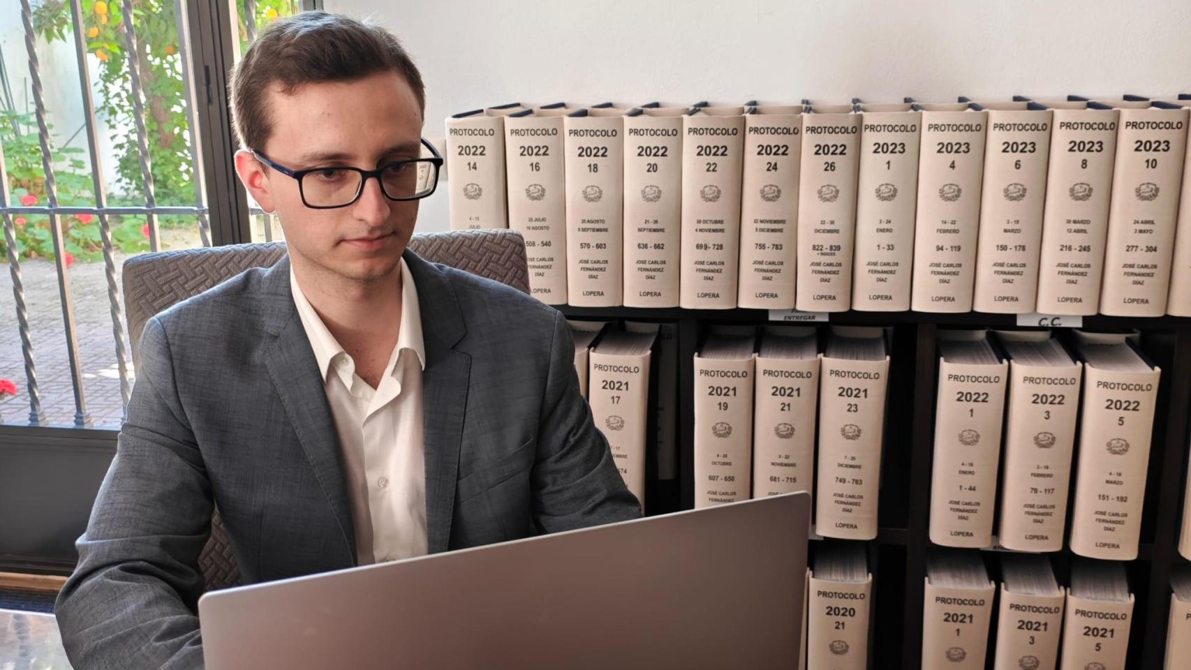 Héctor Alonso, notario a los 25 años.