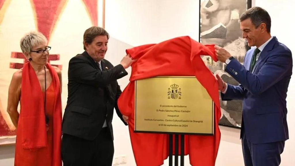 Luis García Montero inaugura un centro del Instituto Cervantes en Shanghái junto a Pedro Sánchez, el año pasado.