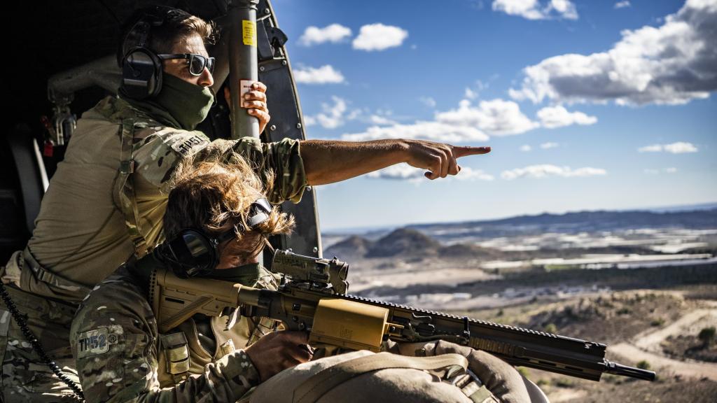 Un equipo operativo del Mando de Operaciones Especiales dispara a objetivos en el desierto a bordo de un helicóptero Cougar.