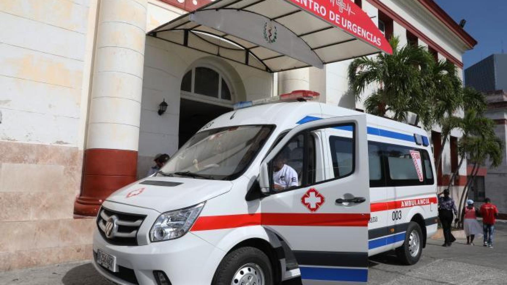Una ambulancia frente a unas Urgencias en Cuba