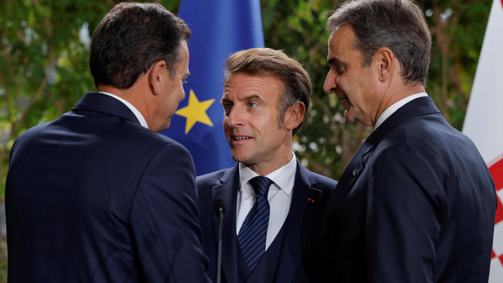 El francés Macron, escoltado por el portugués Montenegro y el griego Mitsotakis en Eslovenia.