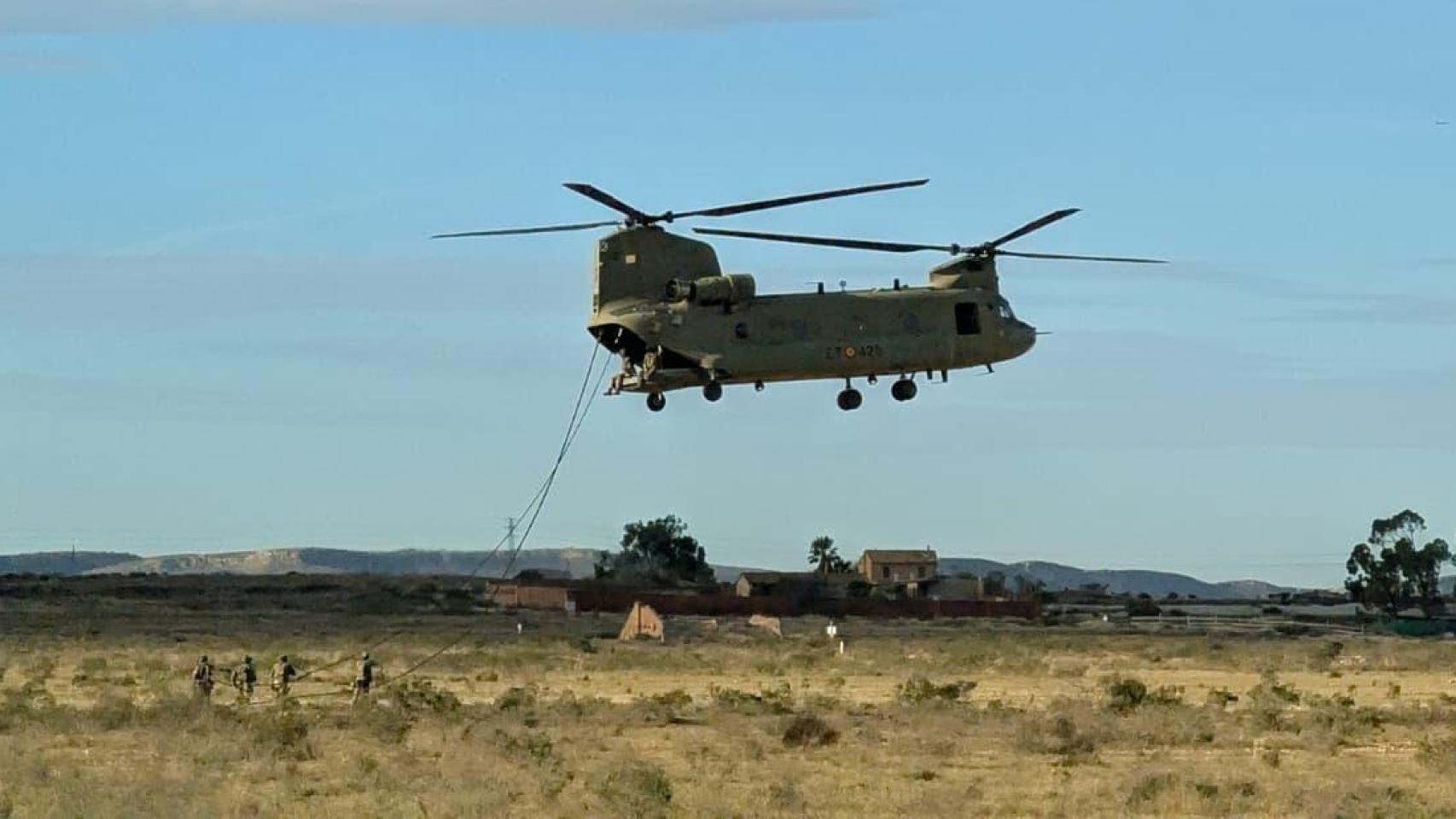 Un helicóptero militar realizando maniobras en Alicante el pasado miércoles.