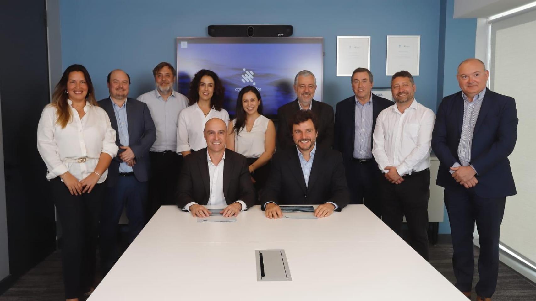 Foto de familia en la firma del acuerdo de Veolia y Aguas del Pacífico en Chile.