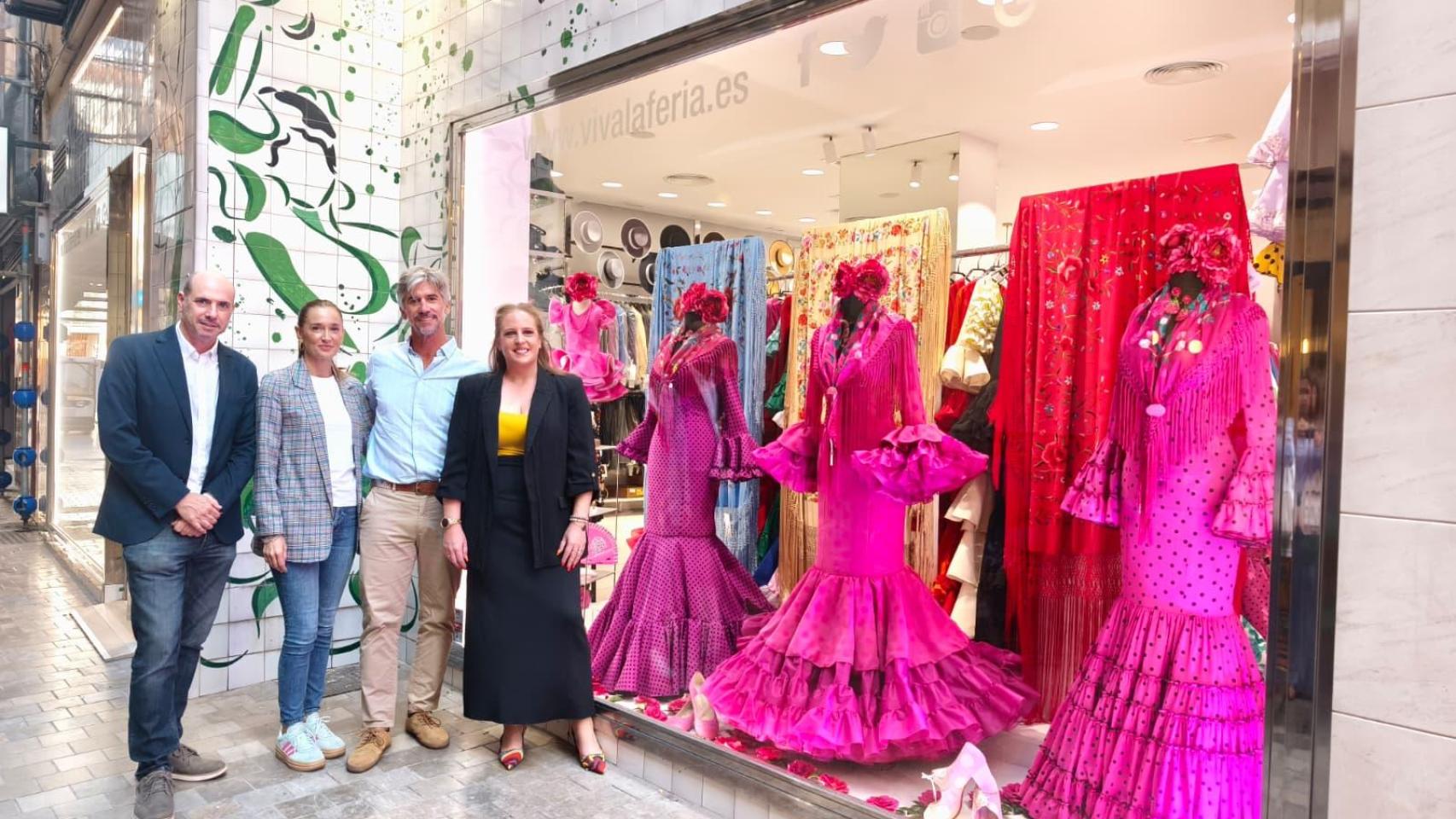 Uno de los comercios del centro de Málaga teñidos de rosa.