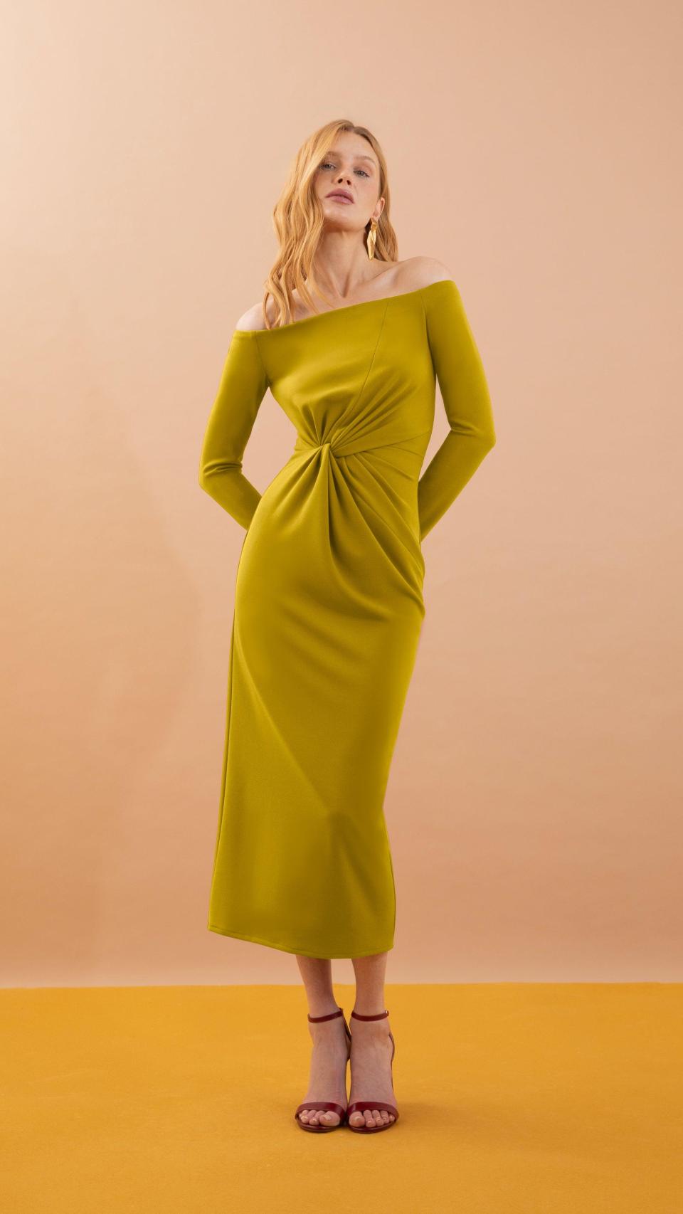 Vestido Rigel Mostaza de Victoria Collection.