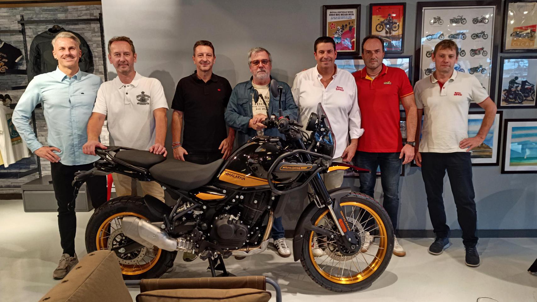 Directivos de Royal Enfield, entre otros, en la presentación.