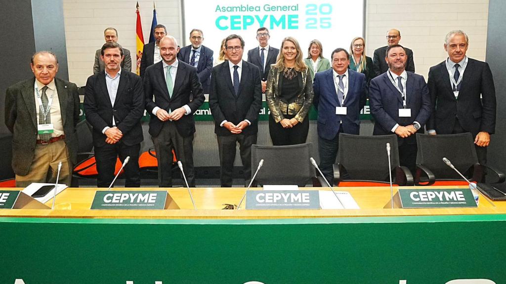 Imagen de familia de la Asamblea General de Cepyme. En el centro, Ángela de Miguel y Antonio Garamendi.