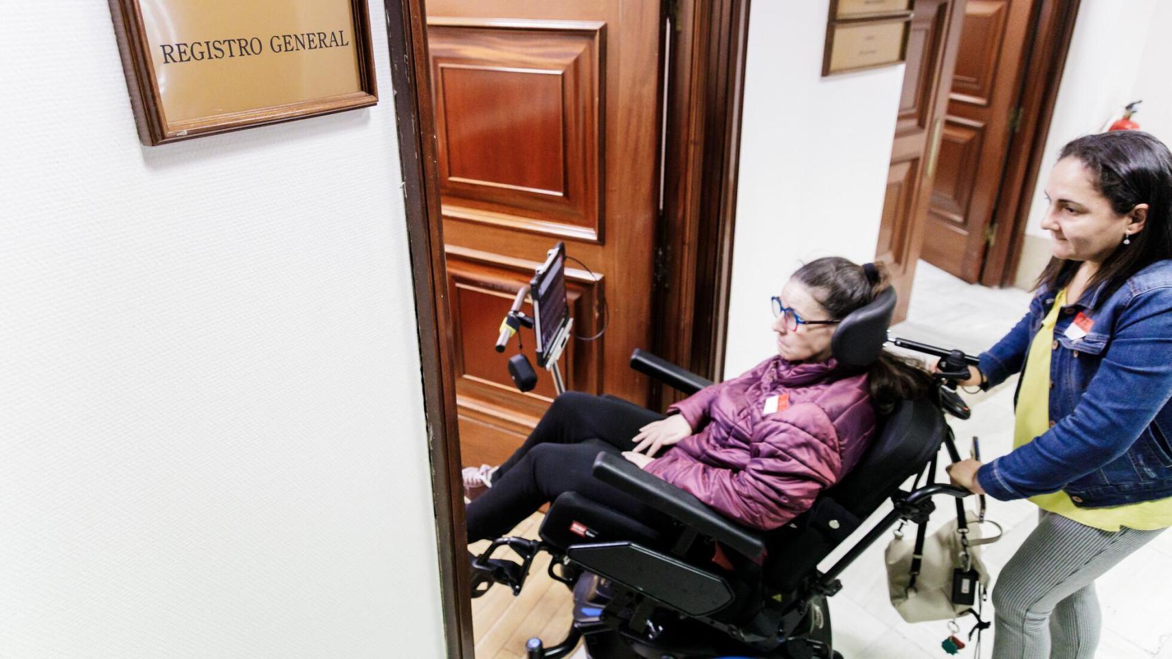Raquel, enferma de ELA, es transportada al registro del Congreso de los Diputados para pedir el desbloqueo de la ley de asistencia a los enfermos de esta dolencia, en 2023.