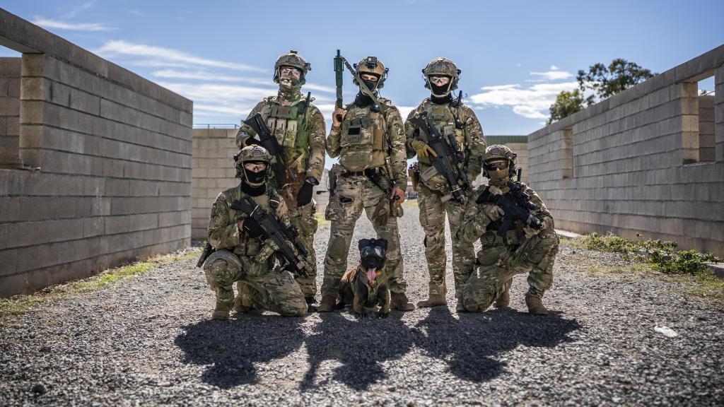 El Equipo Operativo de Apertura Manual (APM) del MOE posa junto a un perro malinois de la unidad K-9.