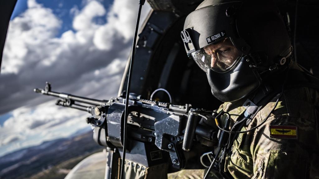 Un militar sentado tras una torreta en un helicóptero Cougar en el marco del ejercicio Empecinado '25.