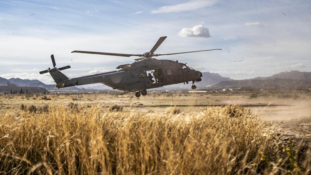 Tras realizar un ejercicio fast rope, uno de los equipos operativos de movilidad del MOE despega a bordo de un helicóptero NH90.