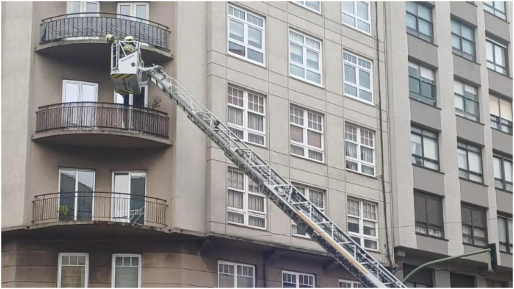 Bomberos evitan la caida de cascotes en la ronda de Outeiro