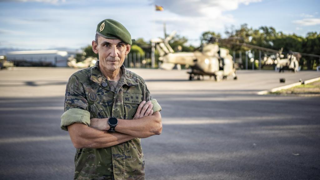 El coronel Jiménez Parejo, jefe del MOE, en el acuartelamiento Alférez Rojas Navarrete (Alicante).