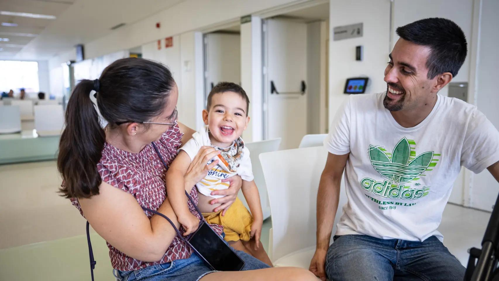 Luz María y Víctor con su hijo Dani, diagnosticado paraparesia espástica hereditaria tipo 50 (SPG50).
