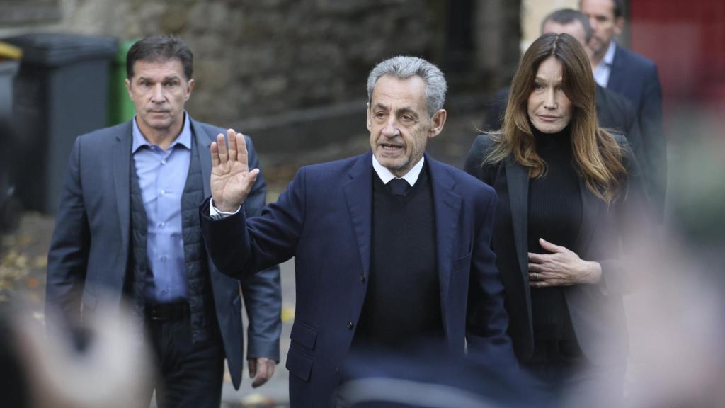 Nicolas Sarkozy, con Carla Bruni, el 21 de octubre, día de su encarcelamiento.