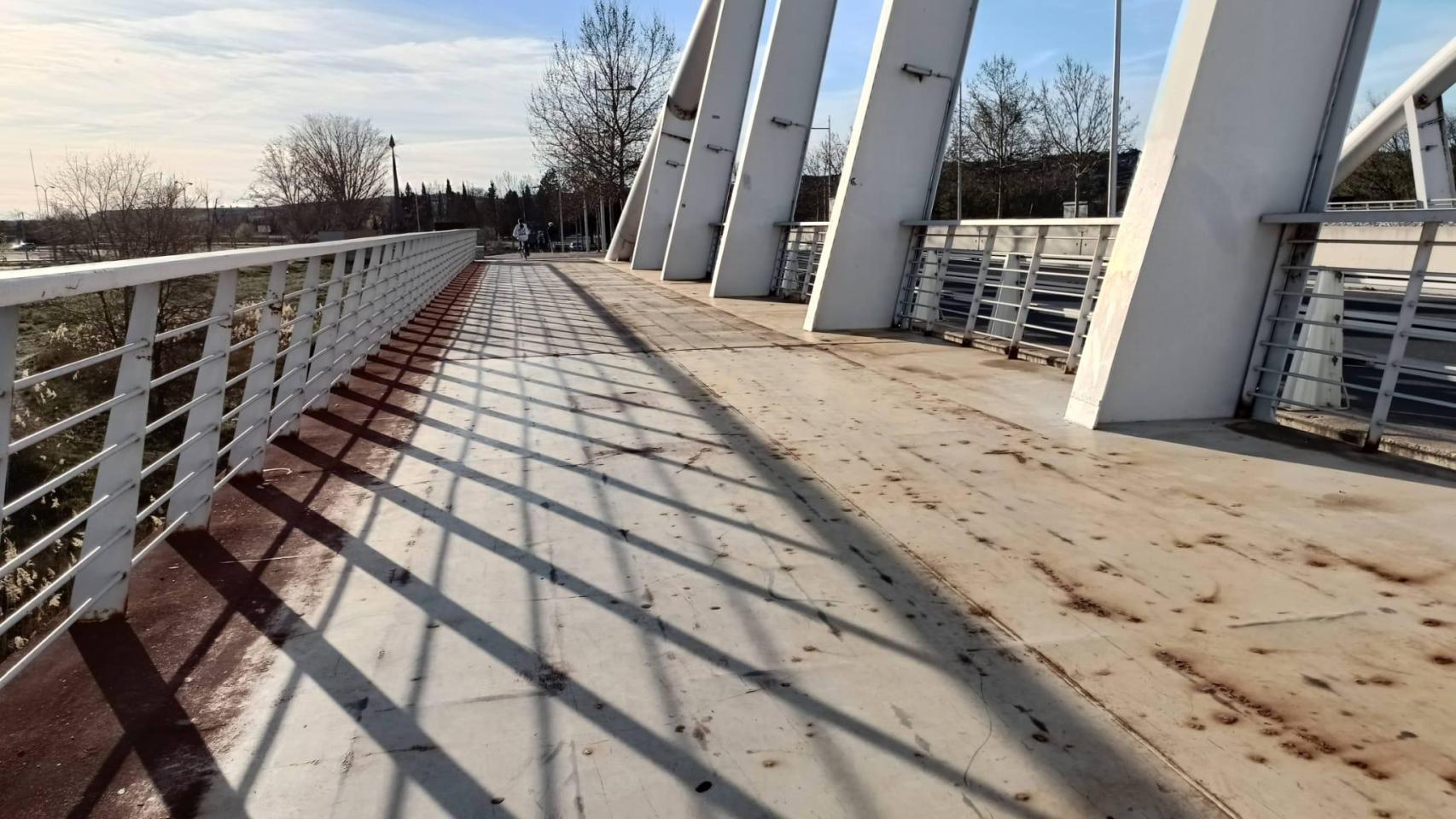 Pasarela de la zona del Nudo Norte, junto a la clínica del Rosario y La Peraleda.