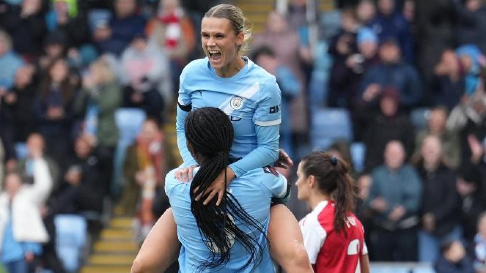 Kerstin Casparij celebra un gol con el Manchester City.