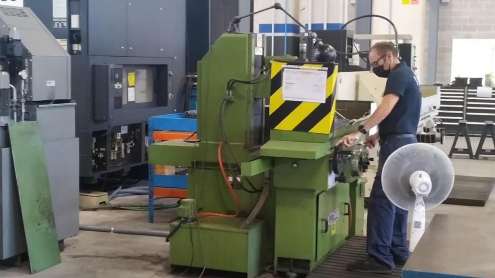 Imagen de archivo de un trabajador del metal.