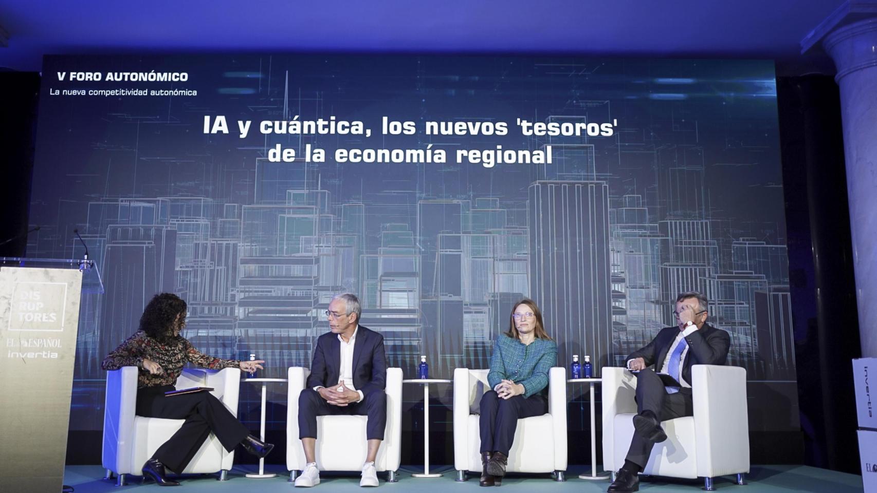 Noelia Hernández (DISRUPTORES), Valentín García, director de Innovación de Lantik (Diputación de Vizcaya), Carmen Cotelo, directora de la Agencia Gallega de Innovación (GAIN), y Luis Enrique Ortega, viceconsejero de Movilidad y Transformación Digital de la Junta de Castilla y León, en la V Jornada de Innovación Autonómica.