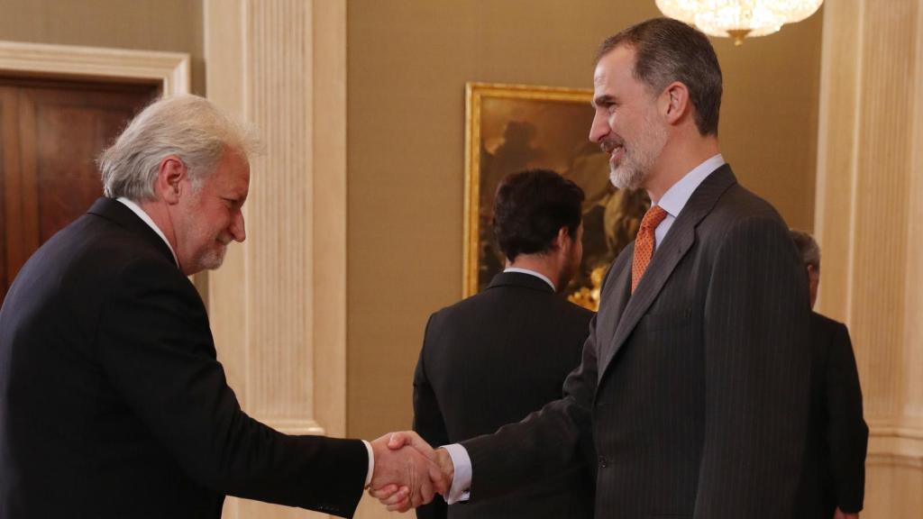 Leoncio Alonso González de Gregorio y Álvarez de Toledo, duque de Medina Sidonia, con el rey Felipe VI, en un acto celebrado en el Palacio de la Zarzuela, en 2020.