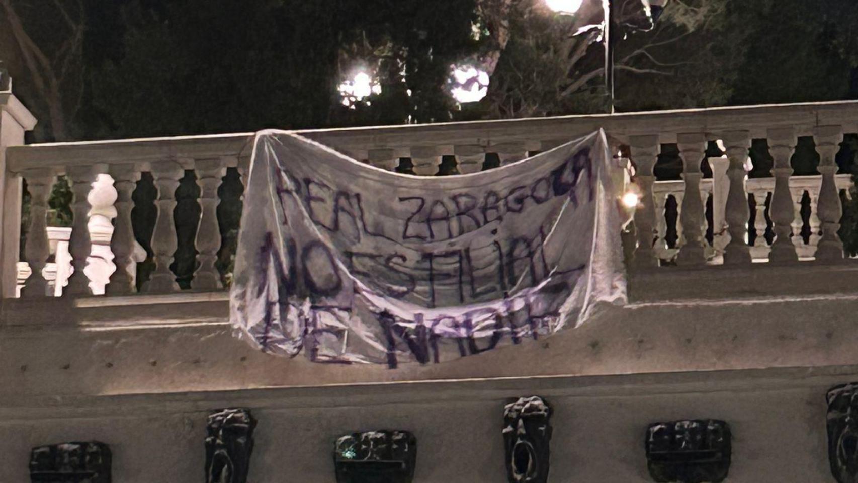 Pancarta de protesta en el parque Grande.