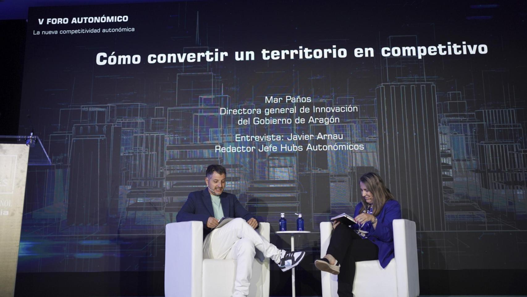 Javier Arnau (Disruptores) y Mar Paños, directora general de Innovación del Gobierno de Aragón.