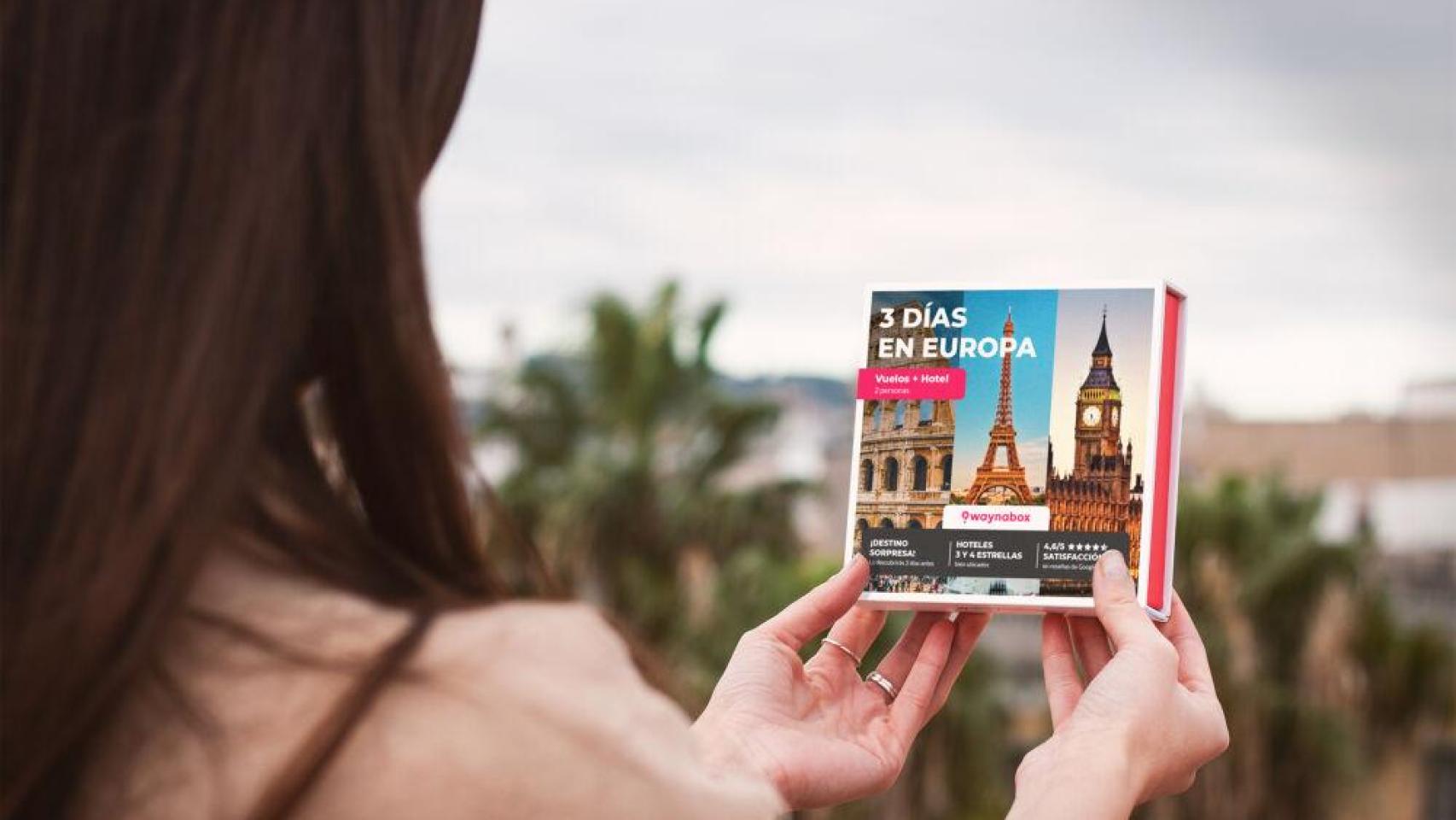 Una persona con una caja sorpresa de Waynabox.